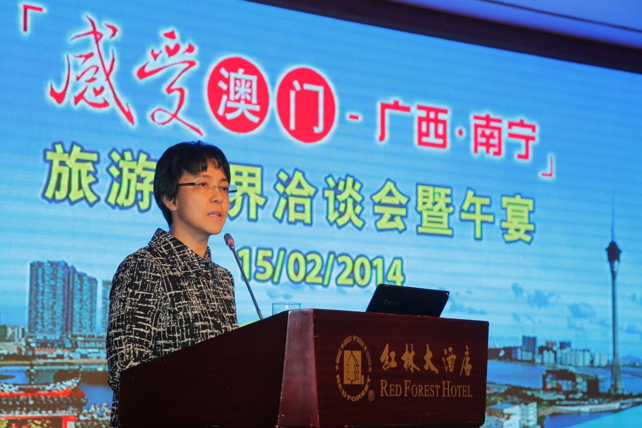 Maria Helena de Senna Fernandes usa da palavra durante bolsa de contactos em Nanning