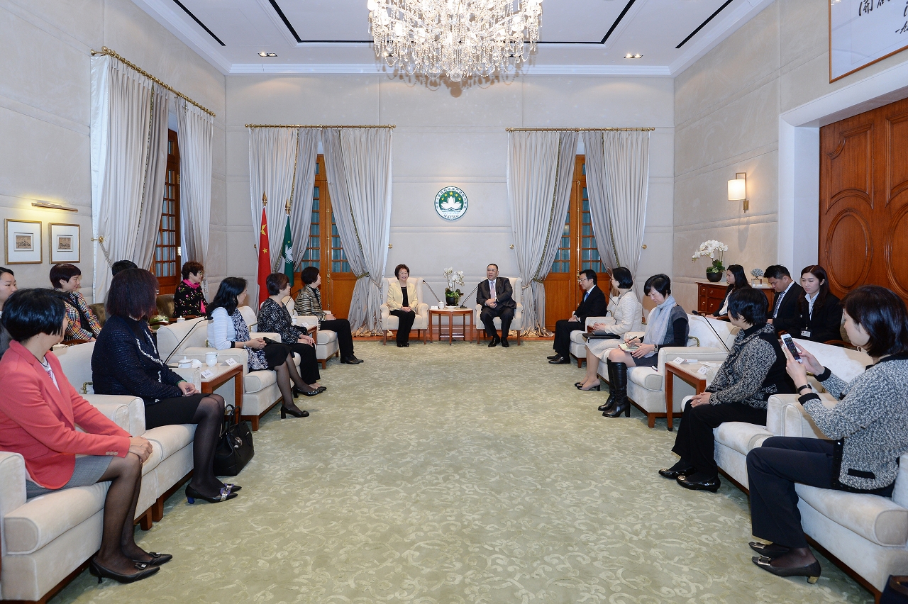 Chefe do Executivo, Chui Sai On, recebe em audiência representantes da Associação Geral das Mulheres de Macau.