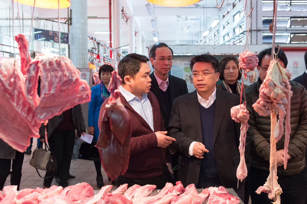 Visita do Ministro Adjunto do Comércio, TongDaochi, ao Mercado Abastecedor de Macau NamYuee ao mercado de Iao Hongpara inteirar-se da situação de abastecimento dos produtos agrícolas e derivados, na companhia do Vice-Presidente do Conselho de Administração do IACM, Lo VengTak.