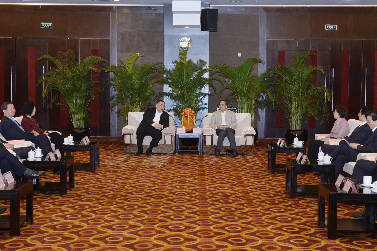 Chefe do Executivo,Chui Sai On num encontro com o secretário do Comité Municipal de Nanning, Yu Yuanhui( à direita) .