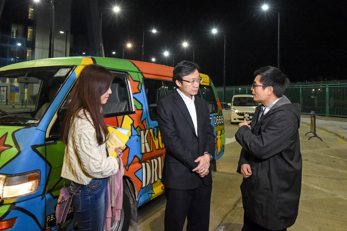 O Secretário para os Assuntos Sociais e Cultura, Doutor Alexis Tam, ouviu a apresentação dos trabalhores de serviço social no Parque Industrial Transfronteiriço.