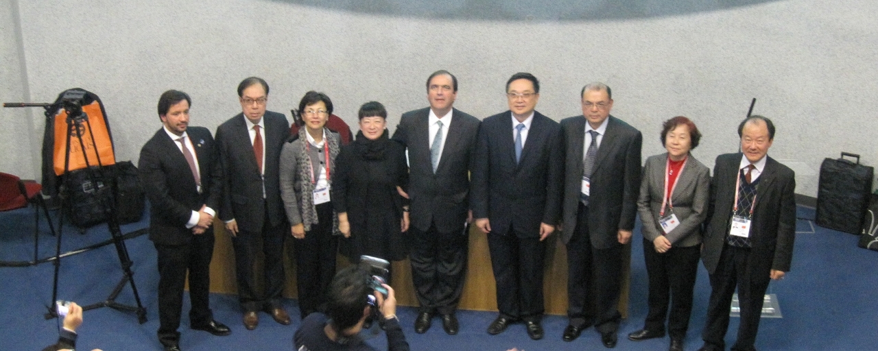 Fotografia de grupo dos principais convidados no Seminário para a Cooperação Económica e Comercial entre os Empresários de Portugal, Macau e Guangdong.