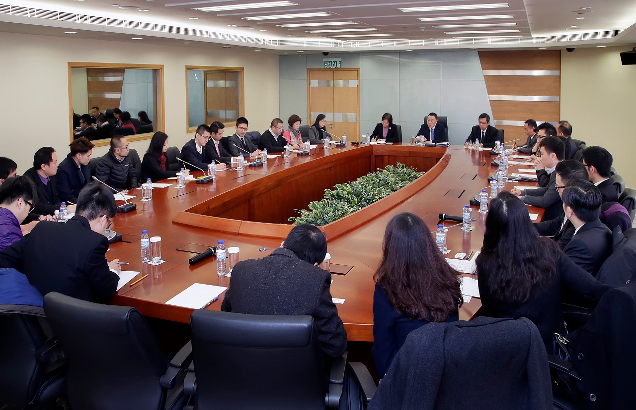 Encontro do Secretário para a Economia e Finanças, Leong Vai Tac, com representantes provenientes dos 14 organismos juvenis para auscultar as suas opiniões sobre a criação de negócios pelos jovens.