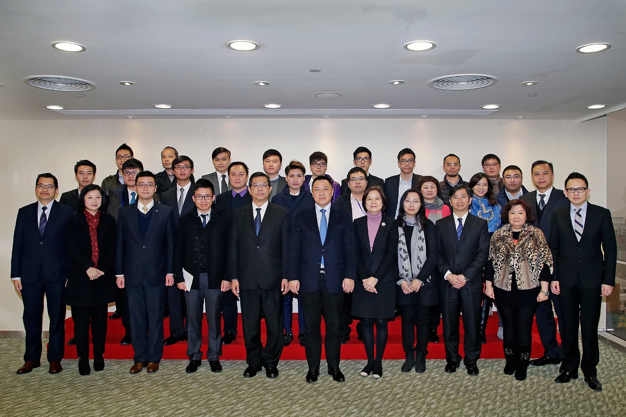 Foto do Secretário para a Economia e Finanças, Leong Vai Tac, com os representantes dos organismos juvenis