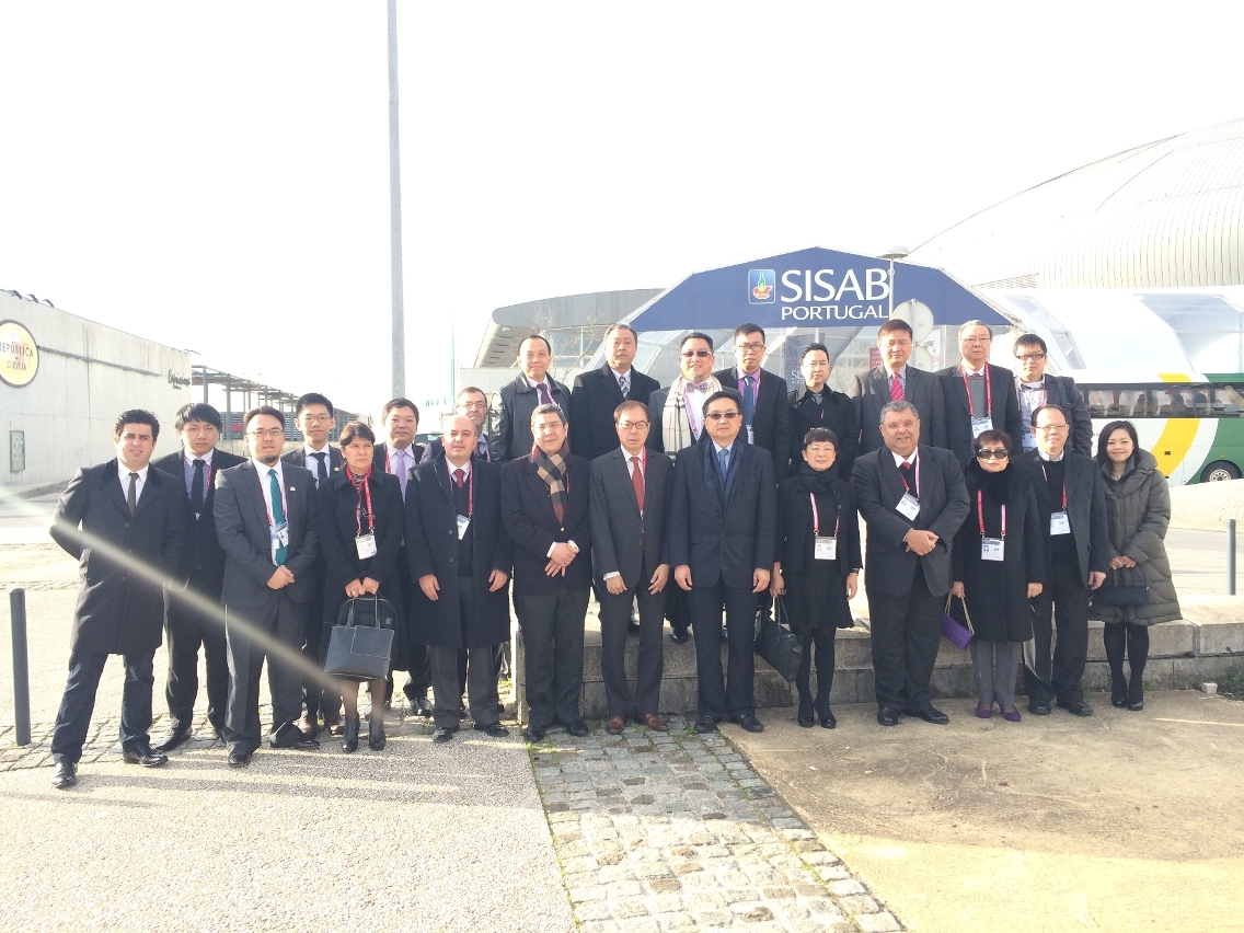 Fotografia de Grupo do Presidente do IPIM, Dr. Jackson Chang e de outros membros da Delegação Empresarial de Macau, tirada em frente do recinto do SISAB.