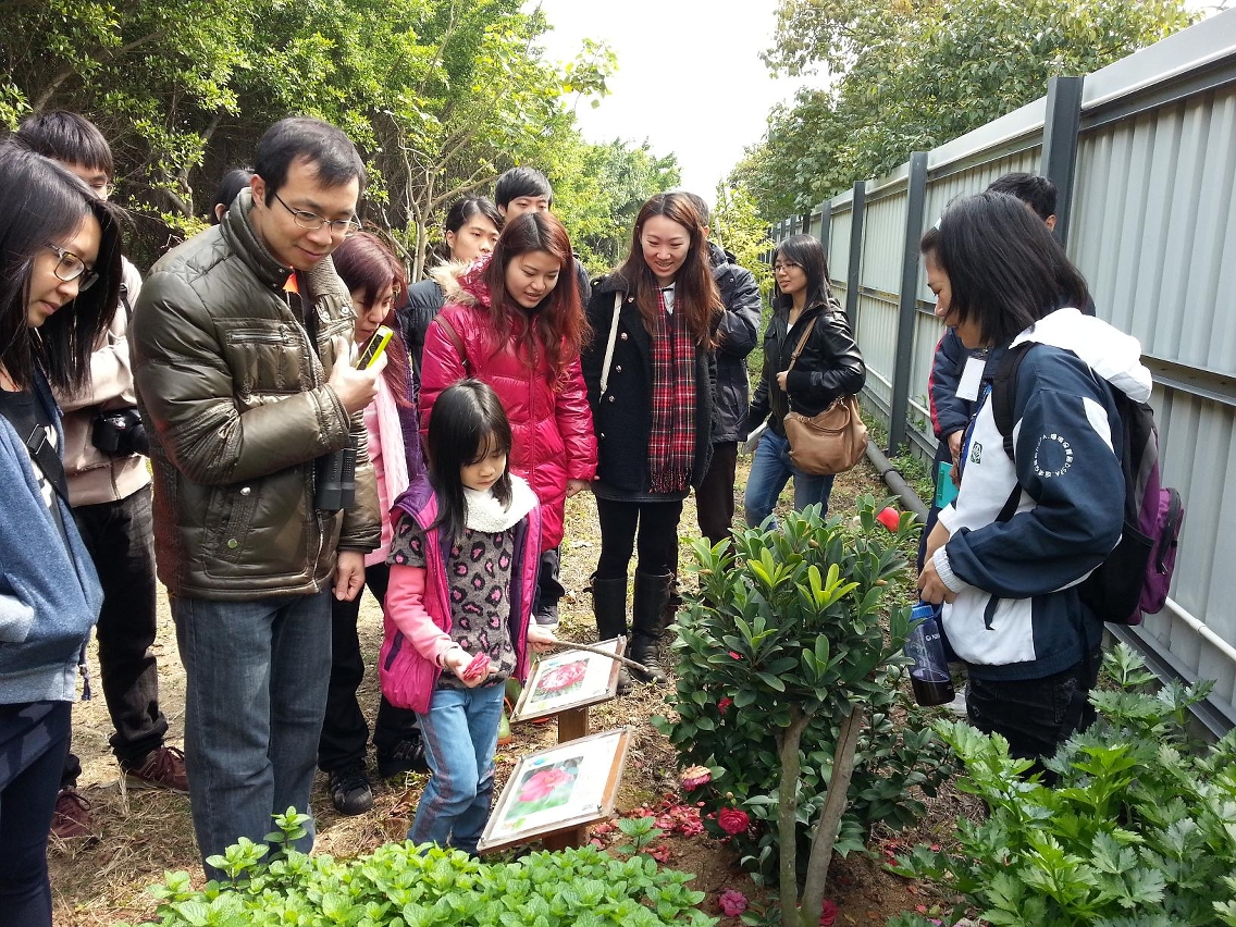 Os visitantes sob a orientação da guia de visita tomam conhecimento da flora existente nos lados do trilho de estudo