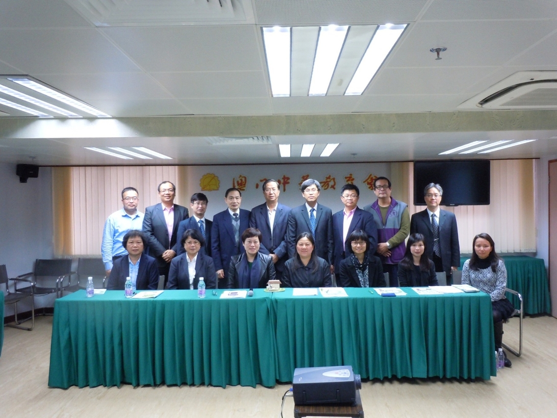 Fotografia colectiva dos representantes da DSPA e da Associação de Educação de Macau
