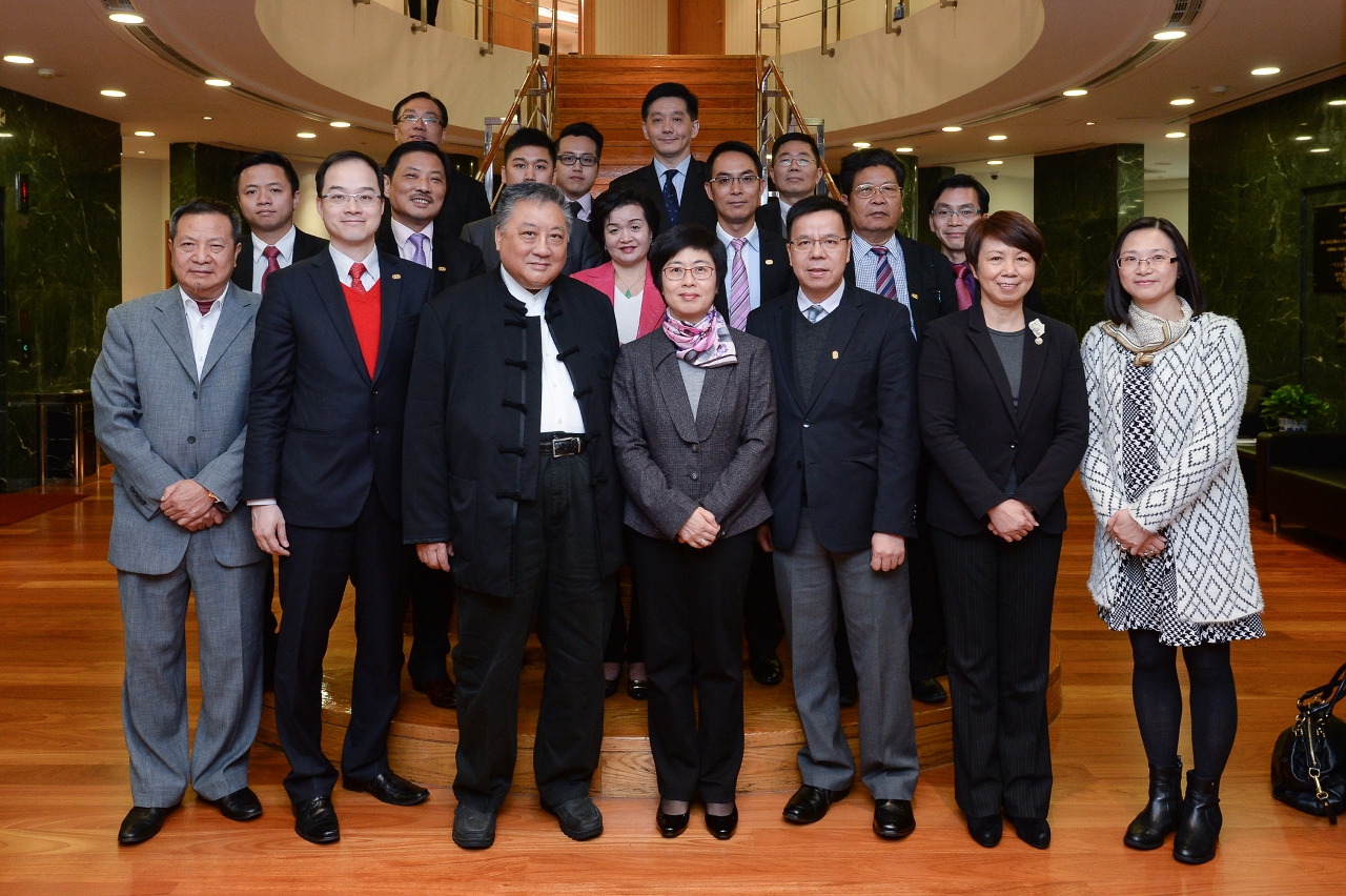 A Secretária Sónia Chan (no meio à frente) e os representantes da Associação de Pequenas e Médias Empresas de Macau