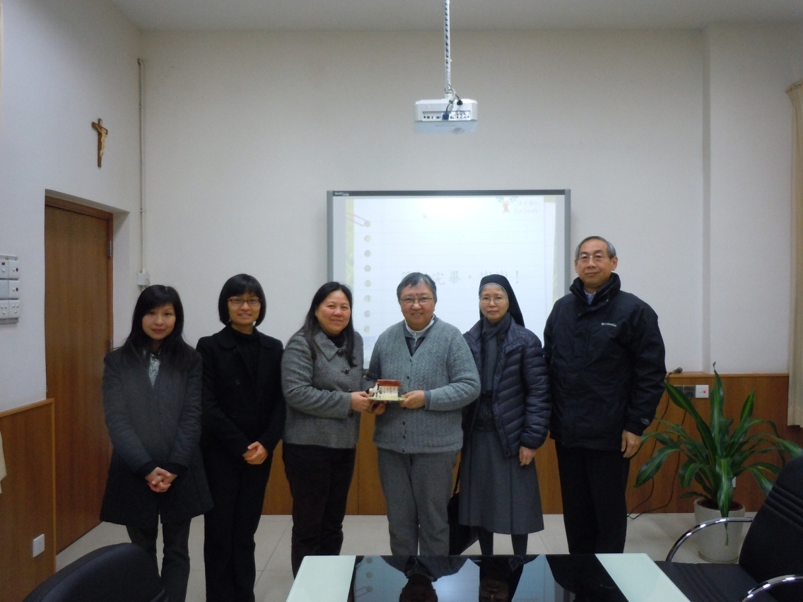Representantes da DSPA oferecem lembrança ao representante da Associação das Escolas Católicas de Macau