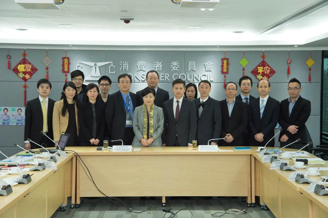 Foto de grupo com Gilly Wong, Chefe Executiva do Conselho de Consumidores de Hong Kong (no meio) e o Grupo de Trabalho para a Fiscalização dos Combustíveis do Governo da RAEM