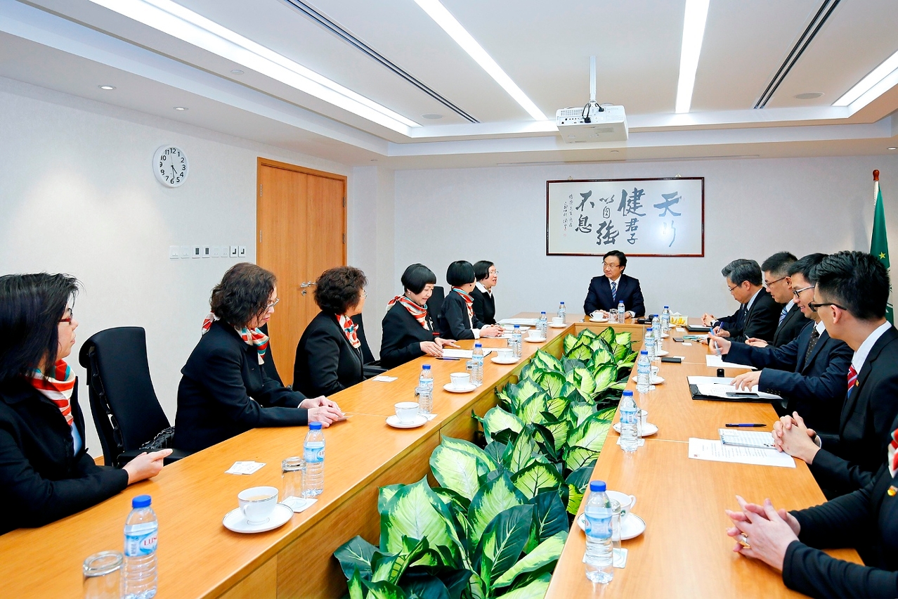 Encontro entre o Secretário para os Assuntos Sociais e Cultura e os representantes da Associação Luso-Chinesa dos Enfermeiros de Macau.
