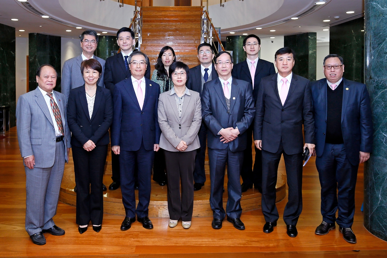 A Secretária Sónia Chan (no meio à frente) e os representantes da Associação de Administração de Propriedades de Macau e da Associação de Profissionais do Sector da Administração de Propriedades de Macau