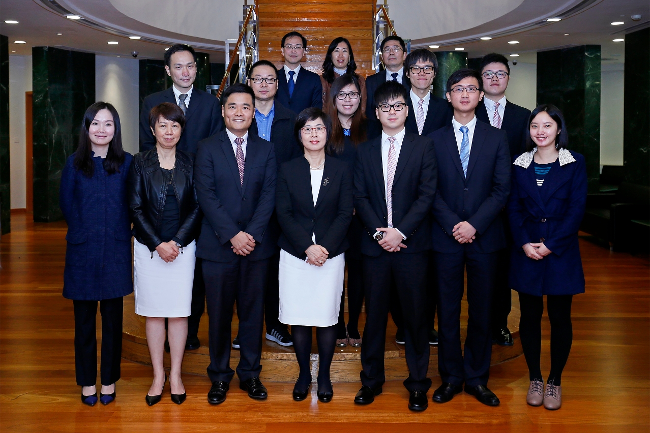 A Secretária Sónia Chan (no meio à frente) e os representantes das organizações juvenis e associações estudantis.