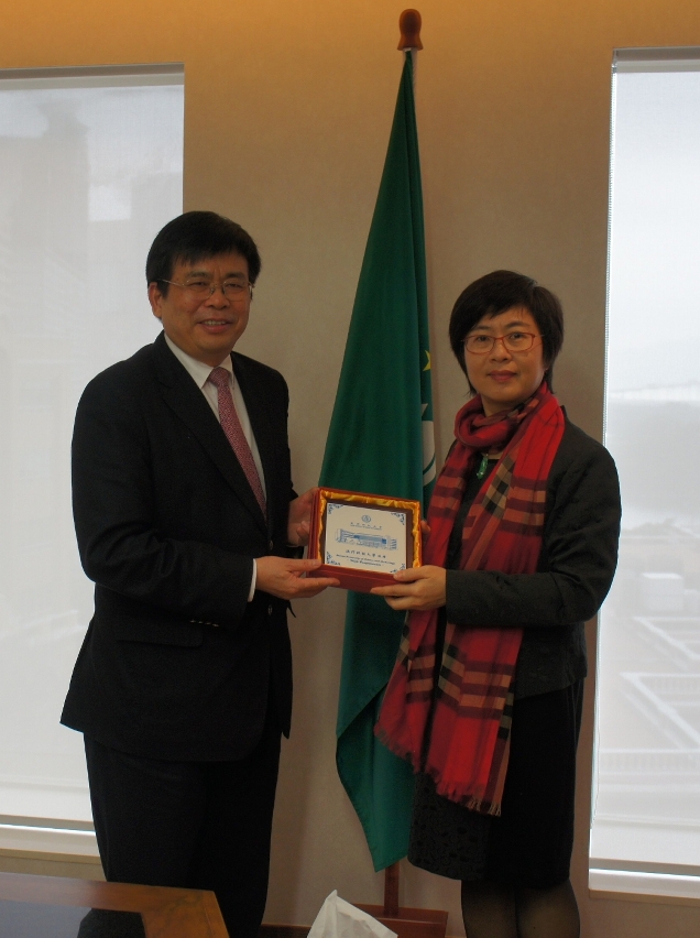 Troca de lembrança entre a Secretária Sónia Chan e o reitor da Universidade de Ciência e Tecnologia de Macau, Prof. Liu Liang.