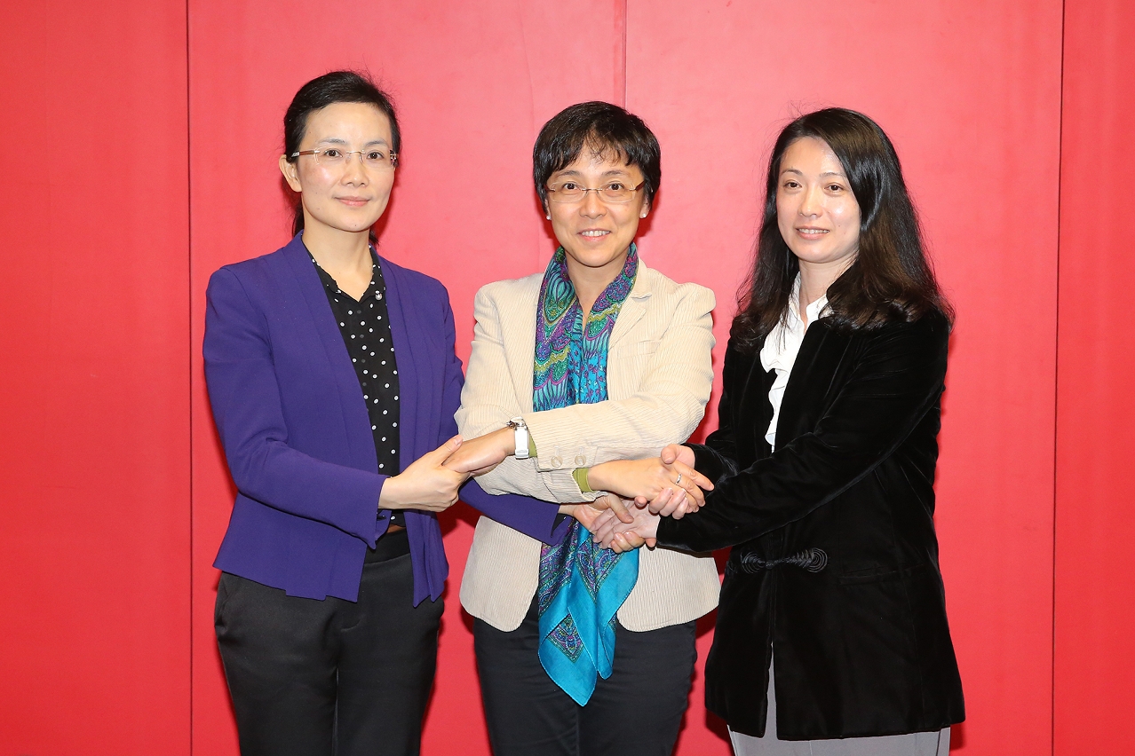 Os dirigentes de turismo das três cidades (à esq. Wang Linping e à dta. Wu Jiamin)