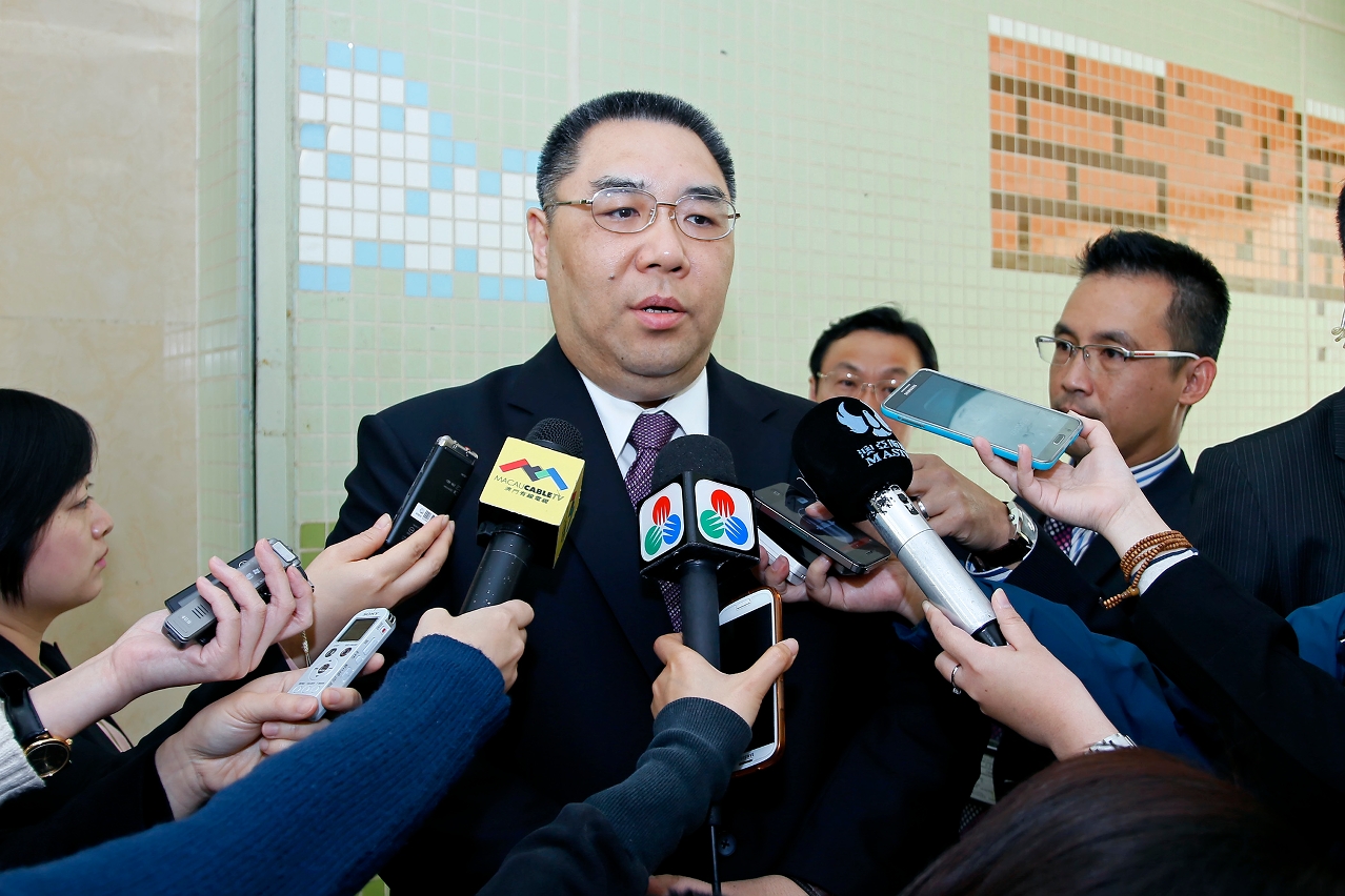 Chefe do Executivo, Chui Sai On, fala com a comunicação social.
