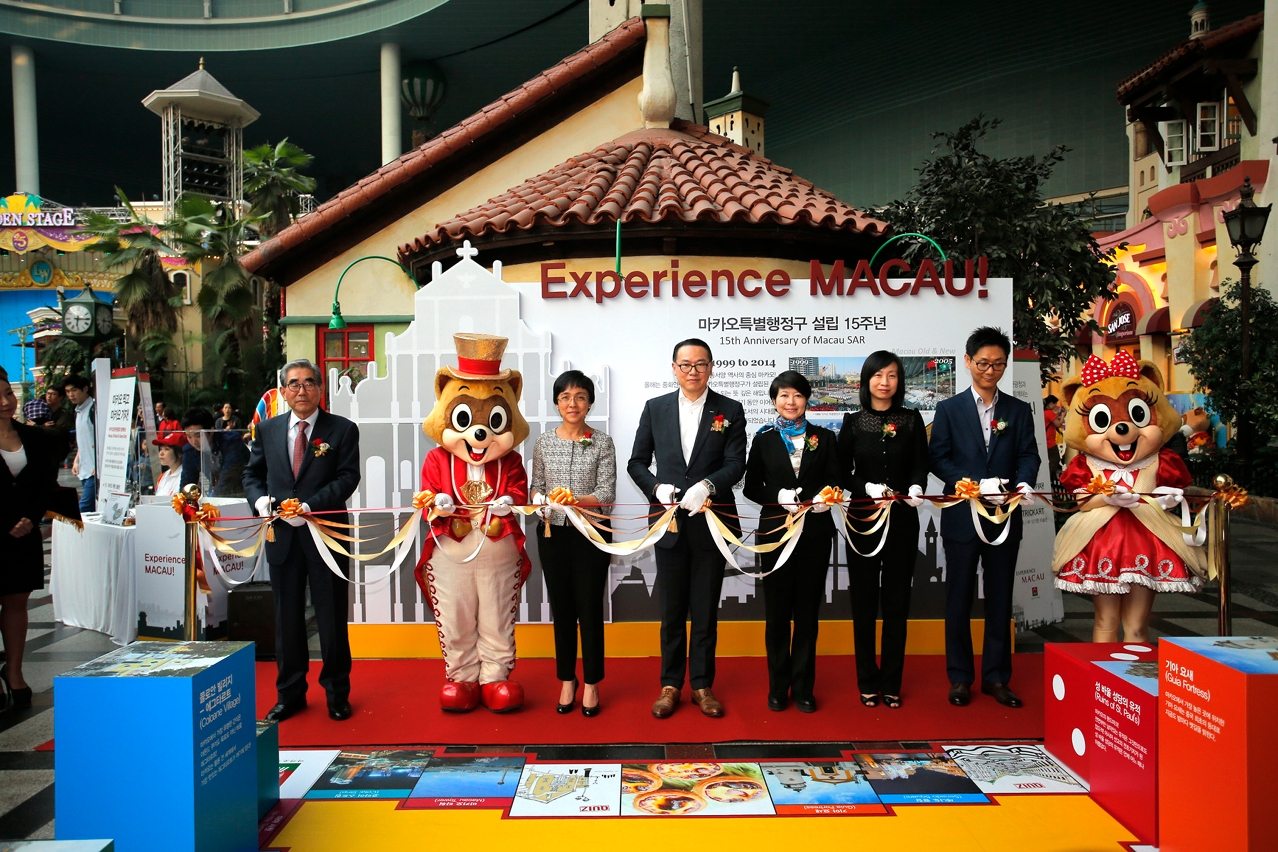 Abertura oficial da promoção de Macau no Lotte World com convidados e mascotes do parque temático