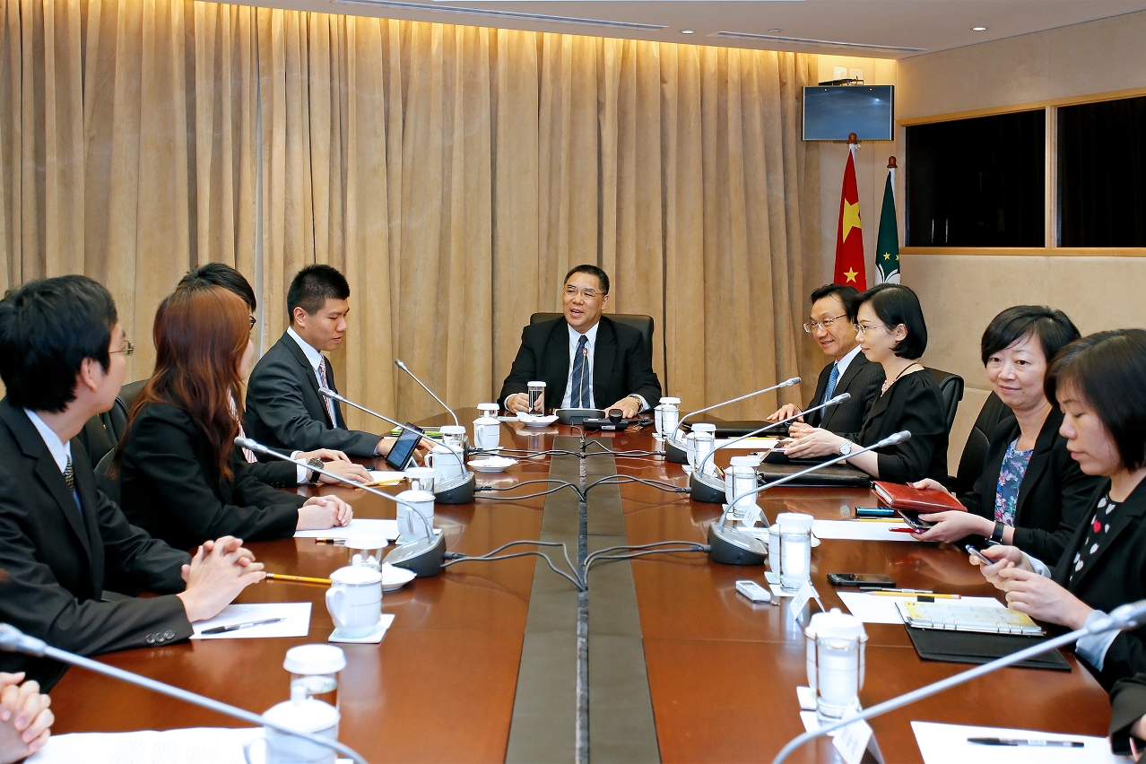 Chefe do Executivo tem encontro com representantes da Associação Geral de Estudantes Chong Wa de Macau
