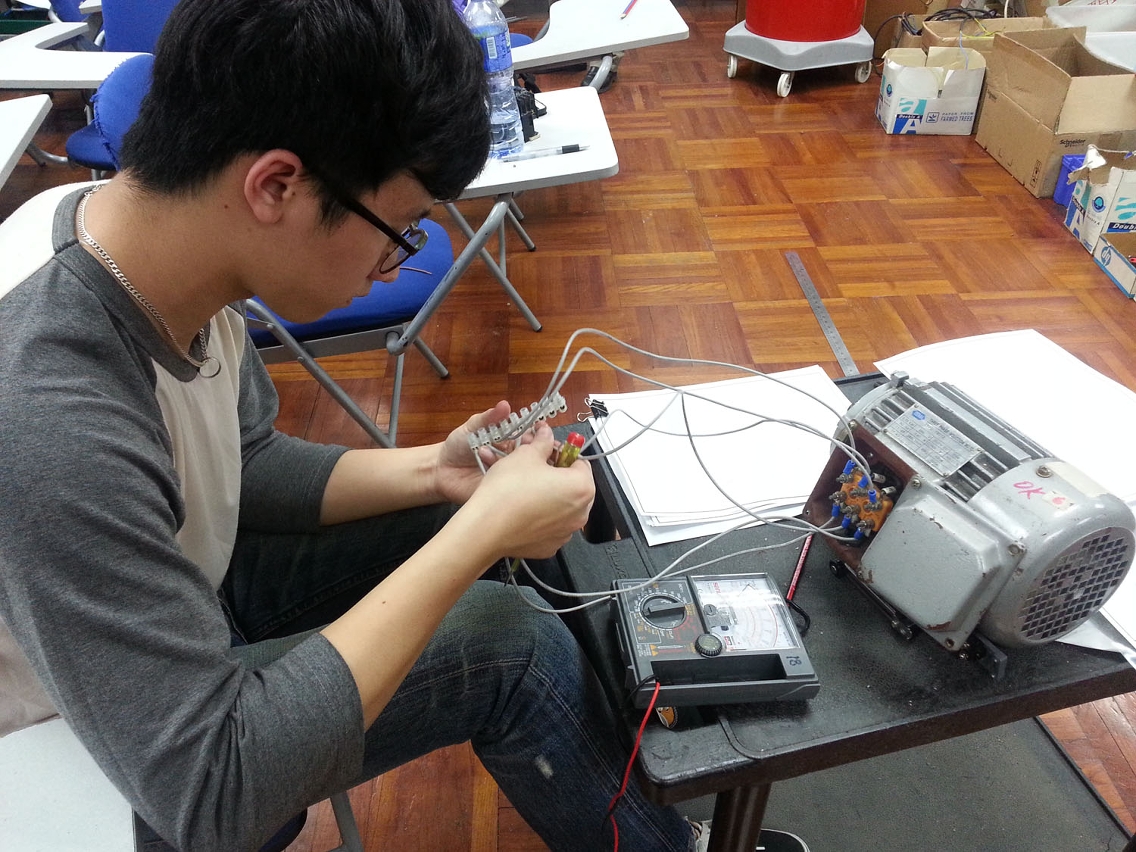 Formando do “curso de electricidade de instalações”