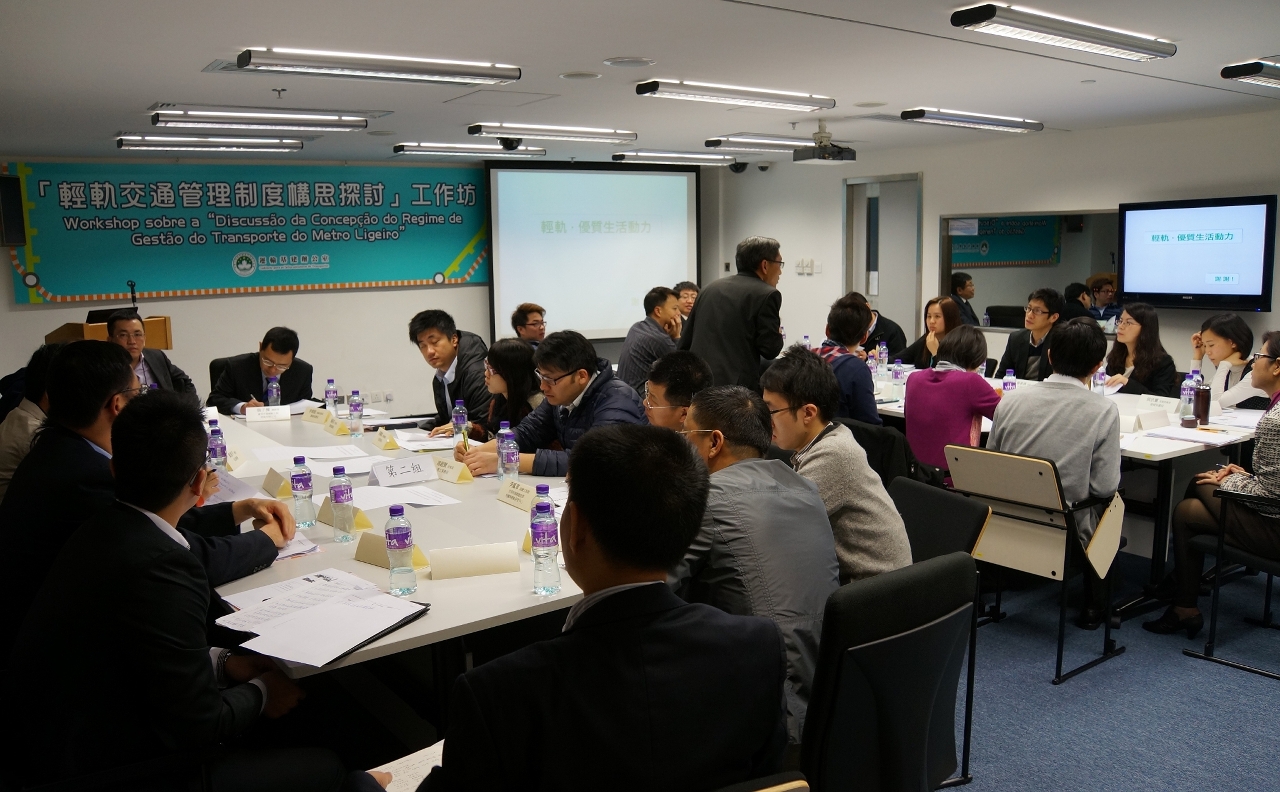 Os participantes e as especialistas do Interior da China discutem, em grupo, o Regime de Gestão do Metro Ligeiro de Macau