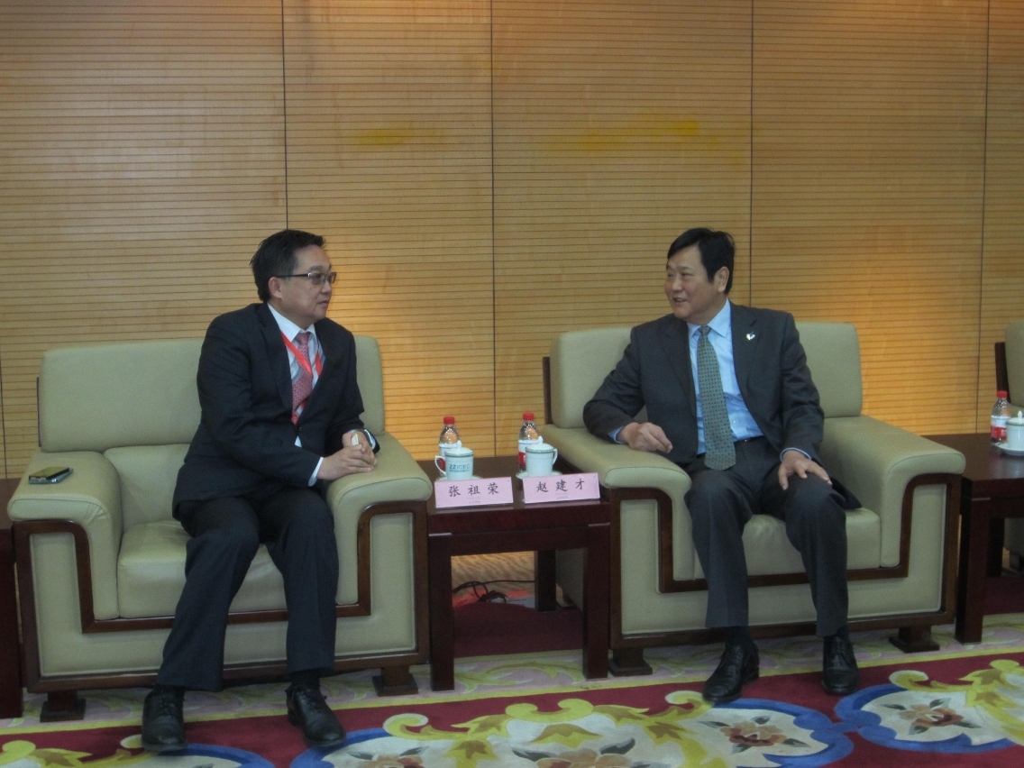 O Vice-Governador da Província de Henan, Dr. Zhao Jiancai (lado esquerdo), recebeu o Presidente do IPIM, Dr. Jackson Chang, no decorrer da 8.ª Feira Internacional do Investimento e Comércio de Henan, China