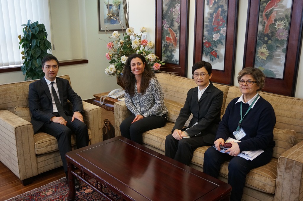 Encontro entre o Comissário da Auditoria, Ho Veng On (primeiro à esquerda) e a adjunta do presidente do Tribunal de Contas de Portugal, Alexandra Pessanha (segunda à esquerda).