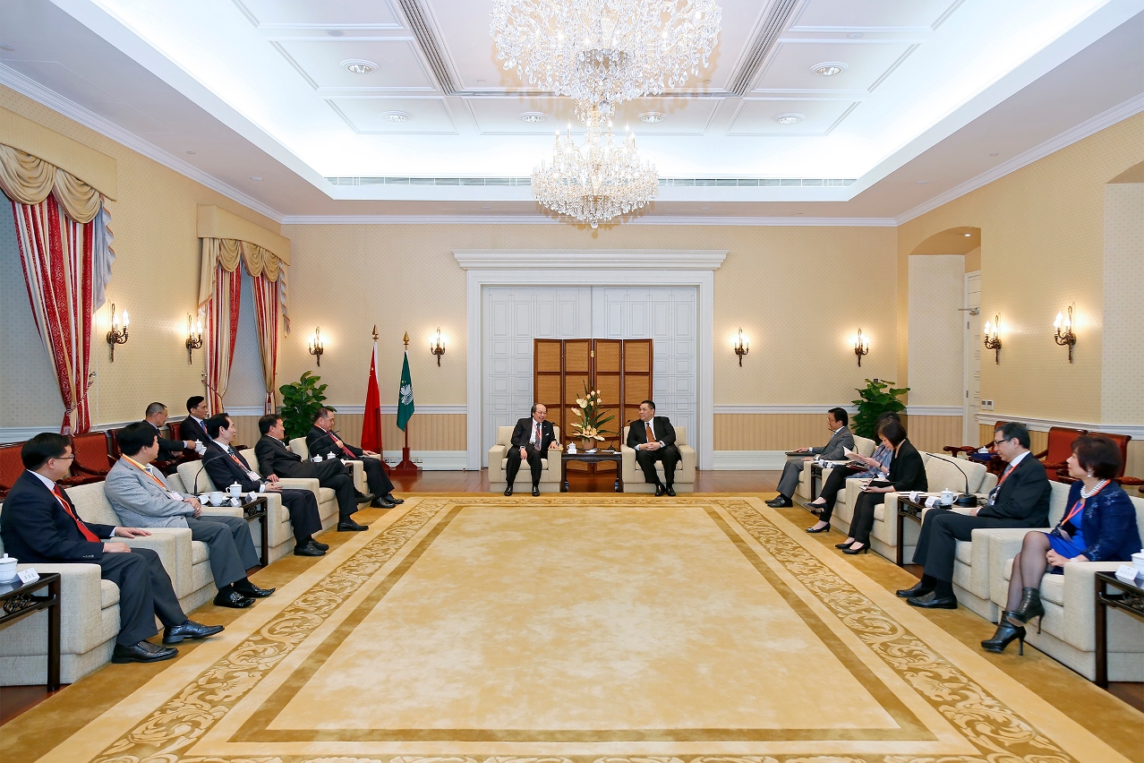 Chefe do Executivo tem encontro com representantes da Associação da Amizade de Hong Kong