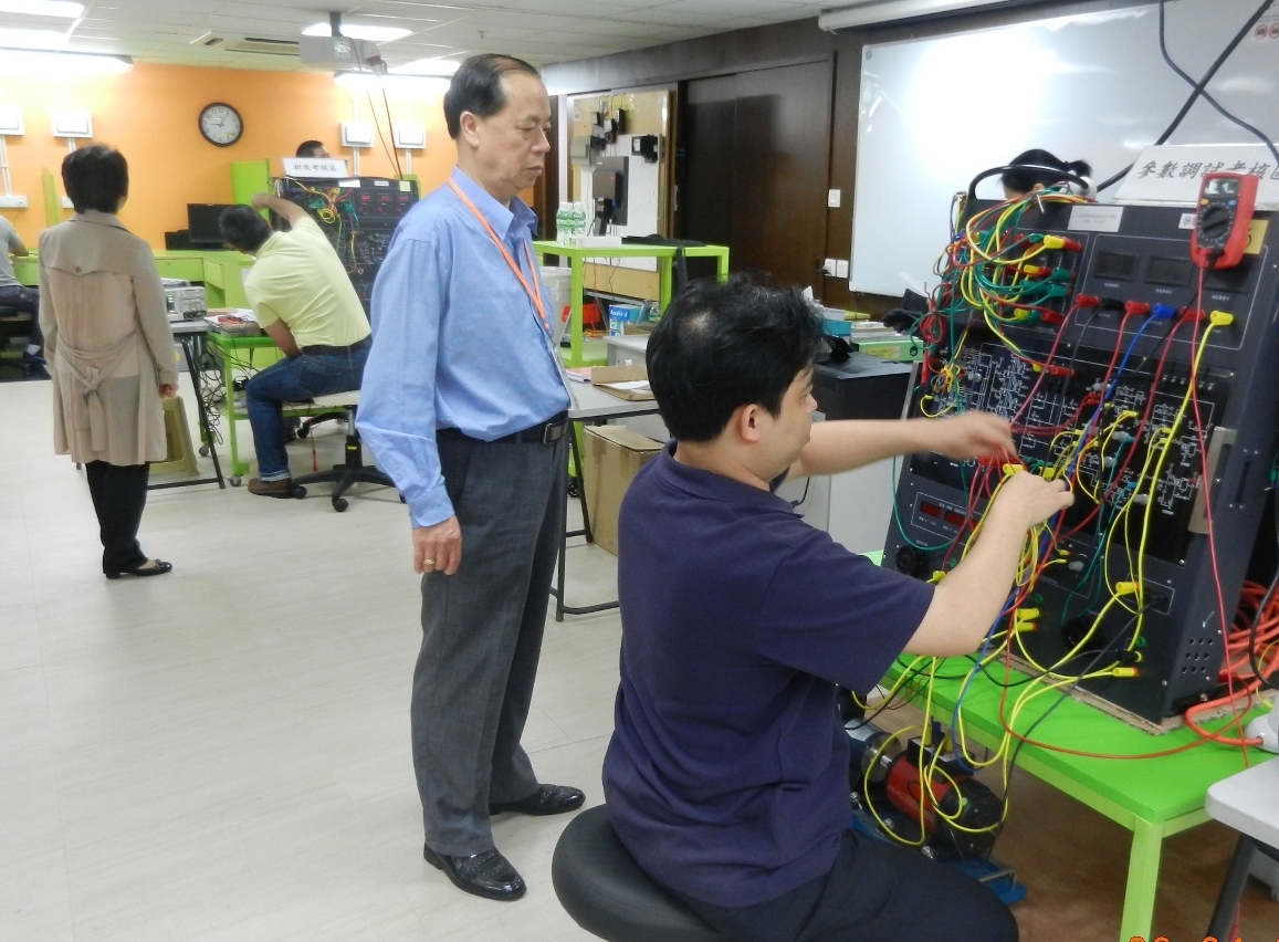 Exame do teste de técnicas segundo o modelo “1 teste 2 certificados” para electricistas de manutenção do nível elevado