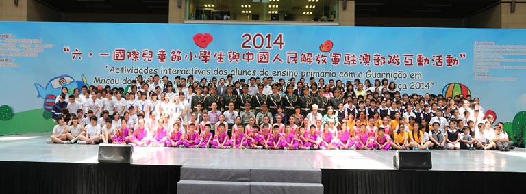 Actividades interactivas dos alunos do ensino primário com a Guarnição em Macau do Exército de Libertação do Povo Chinês, no Dia Mundial da Criança 2014