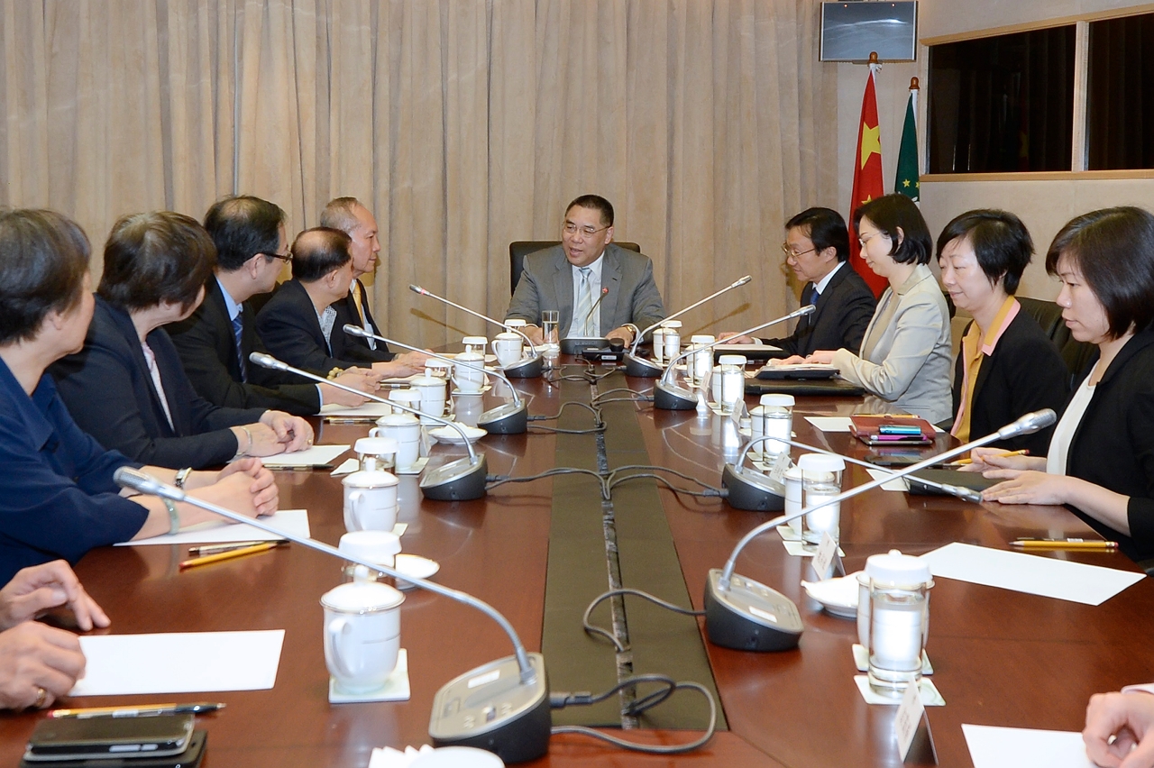 Chefe do Executivo e Associação de Ajuda Mútua dos Chineses Ultramarinos da Birmânia em Macau