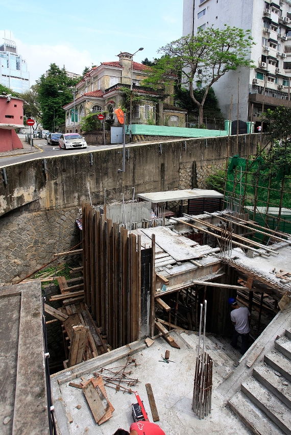Actualmente está em curso a obra de reformulação e de acréscimo de elevadores da escada junto do Pátio do Túnel