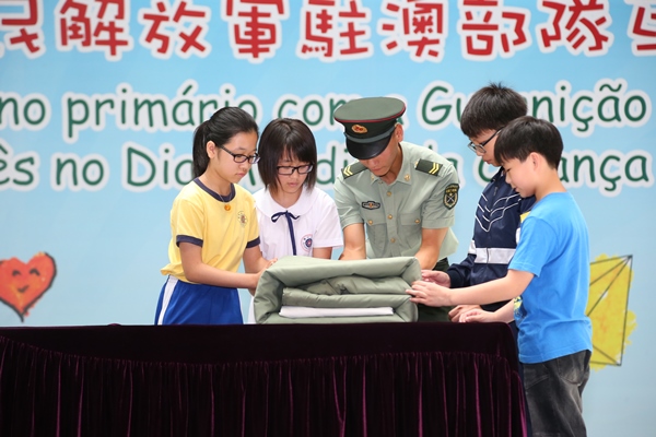 Actividades interactivas dos alunos do ensino primário com a Guarnição em Macau do Exército de Libertação do Povo Chinês, no Dia Mundial da Criança 2014