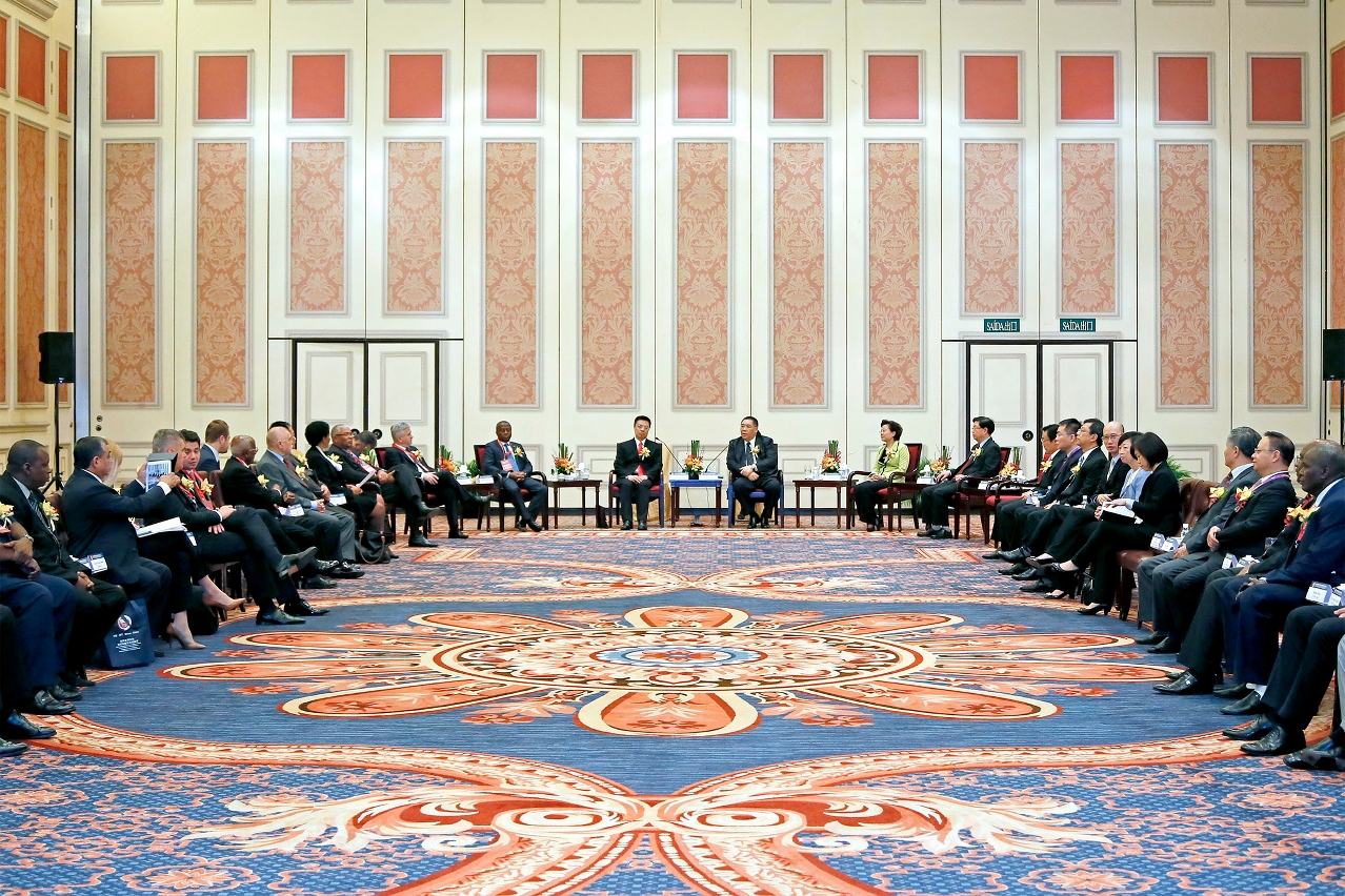 Encontro entre o Chefe do Executivo, Chui Sai On, e convidados do V Fórum Internacional sobre Investimento e Construção de Infra-estruturas