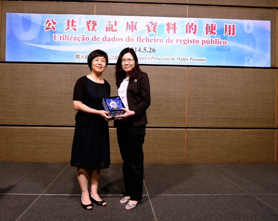 A Coordenadora Chan Hoi Fan e a Ms Brenda Kwok