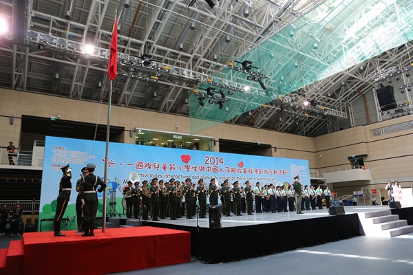 Actividades interactivas dos alunos do ensino primário com a Guarnição em Macau do Exército de Libertação do Povo Chinês, no Dia Mundial da Criança 2014