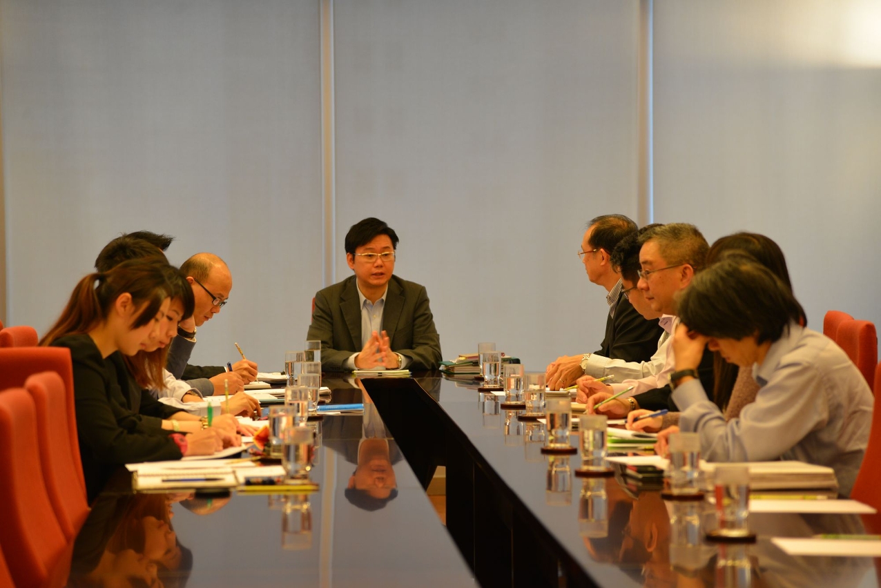 Vários serviços competentes e a Sociedade de Cimentos de Macau, S.A.R.L. realizaram uma reunião. Foi exigido à fábrica de cimento que implemente, logo que possível, diversas acções de melhoramento.