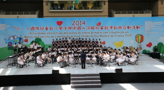 Actividades interactivas dos alunos do ensino primário com a Guarnição em Macau do Exército de Libertação do Povo Chinês, no Dia Mundial da Criança 2014