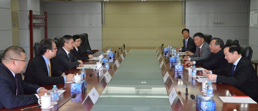 Encontro entre o Comissário da Auditoria, Ho Veng On, e o Auditor Geral, Liu Jiayi (segundo à direita)