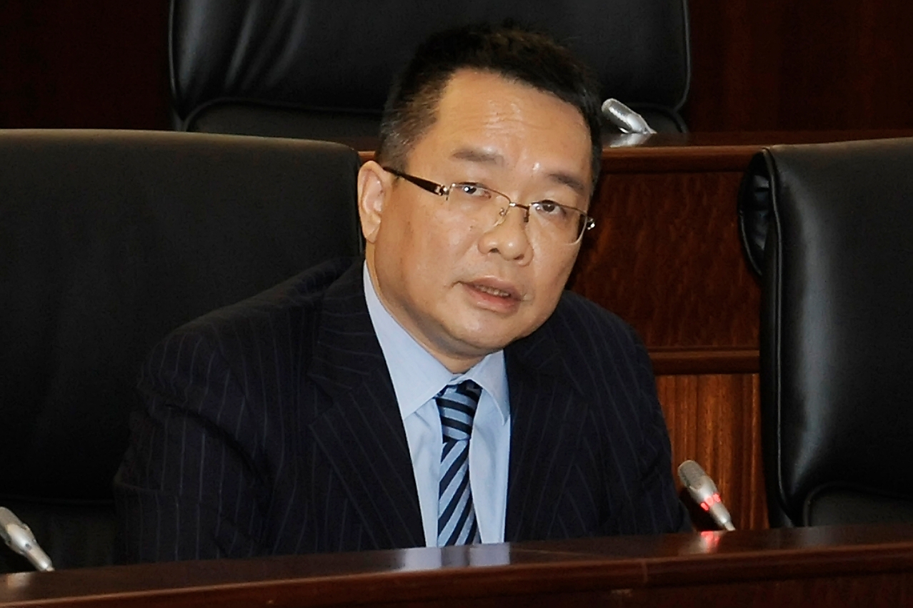 O porta-voz adjunto do governo e director do GCS, Victor Chan responde aos deputados, na sessão plenária da Assembleia Legislativa