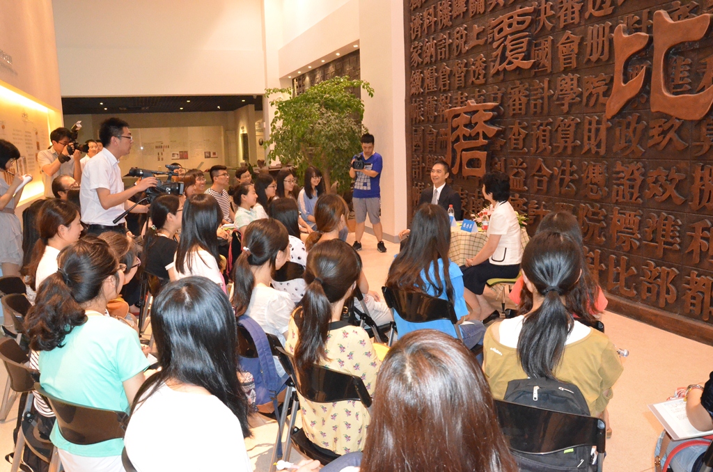 O Comissário da Auditoria, Ho Veng On, em diálogo com estudantes no programa “Factos e Razões”, produzido pela Universidade de Auditoria de Nanjing