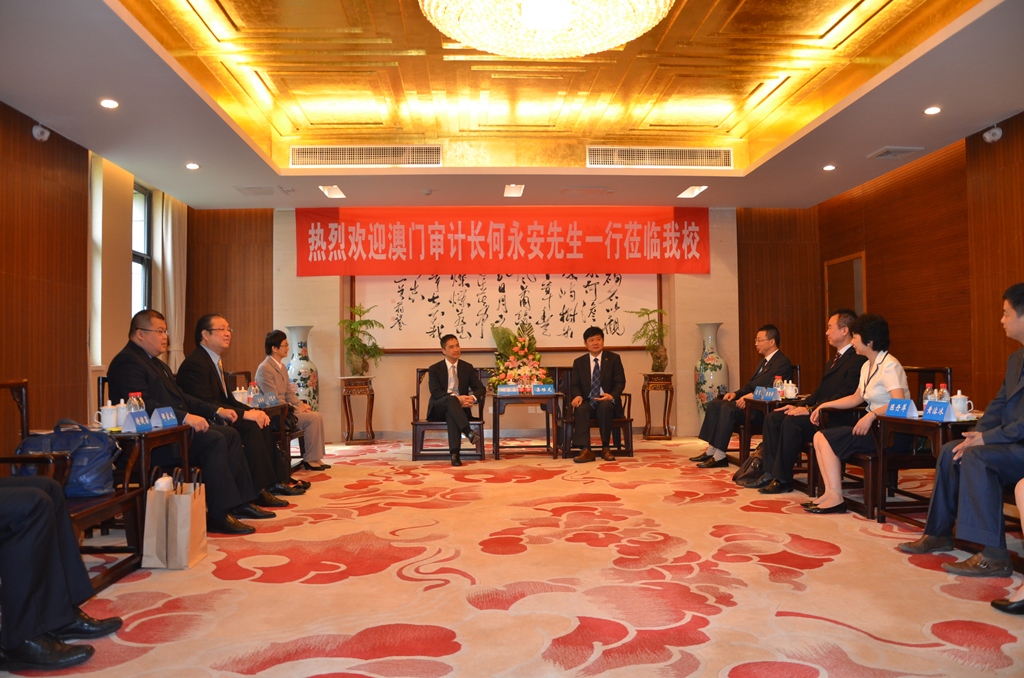 O Comissário da Auditoria, Ho Veng On, e o reitor da Universidade de Auditoria de Nanjing, Yan Weilong, em troca de opiniões sobre a formação de pessoal