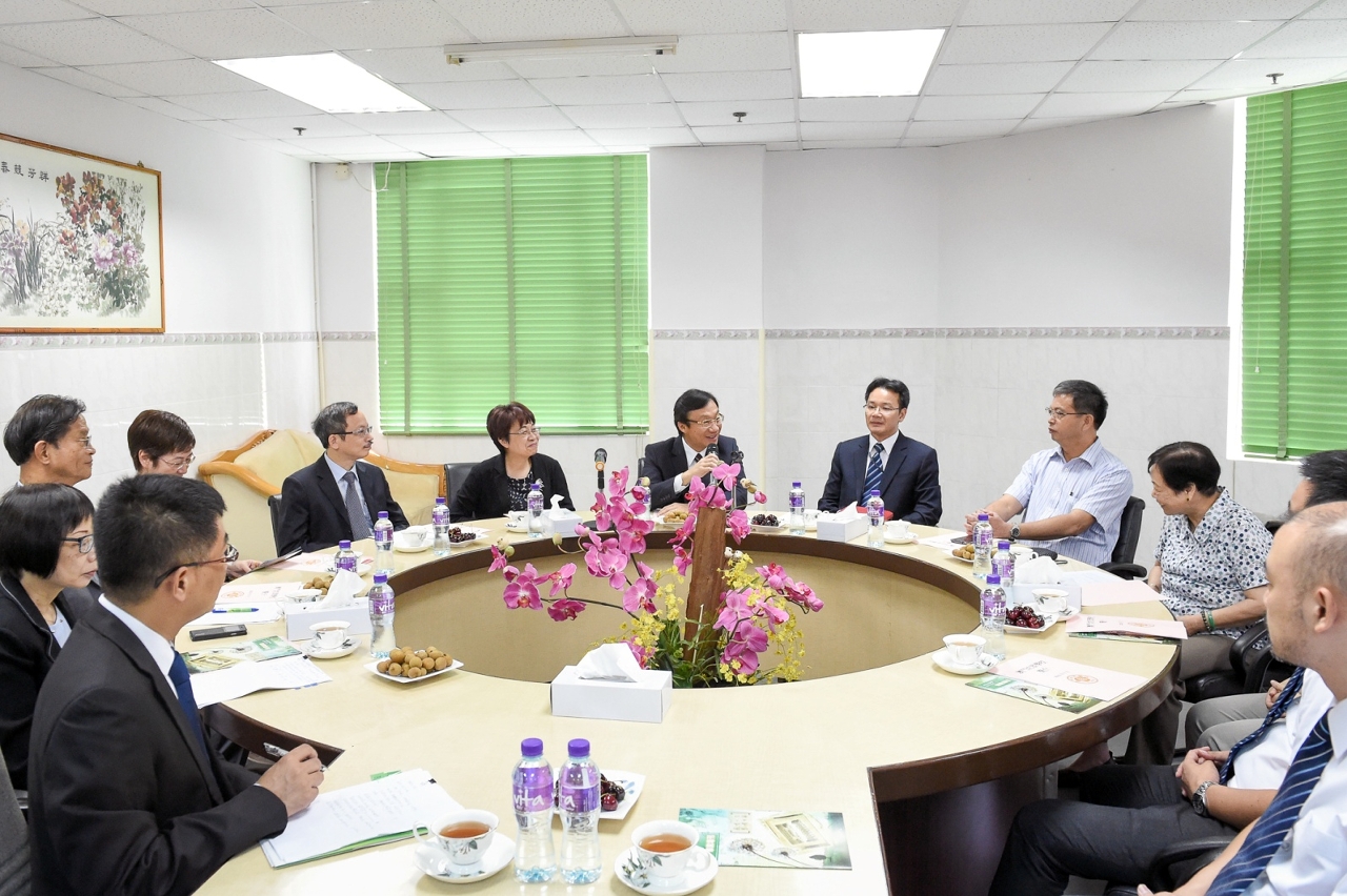 Doutor Alexis Tam reuniu-se com os responsáveis da Escola dos Moradores de Macau