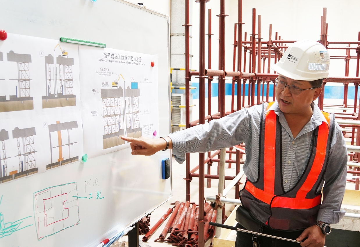 O Gerente de Projecto da Empreitada do Segmento do Cotai do Metro Ligeiro, Chiu Chin Ho, apresenta a situação de execução