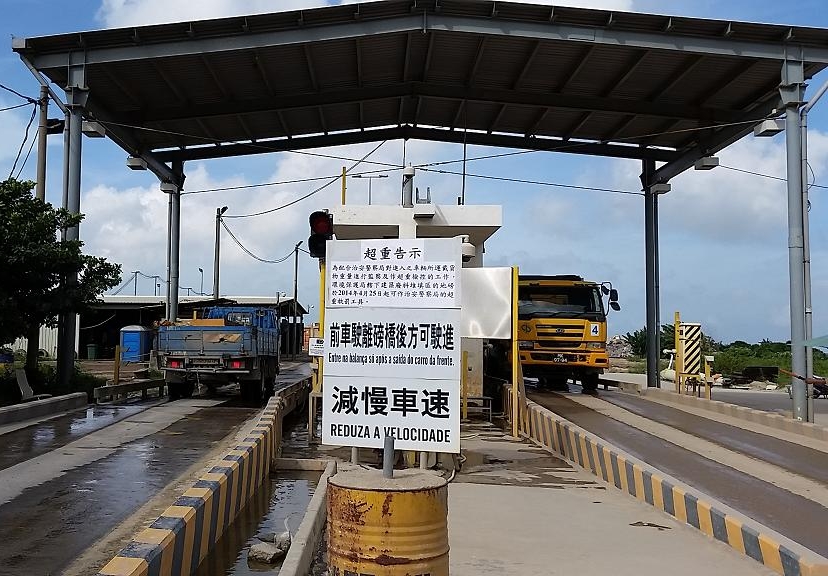 Aviso afixado na entrada da zona do aterro alertando ao sector envolvente da necessidade de pesagem e registo de dados do veículo pesado