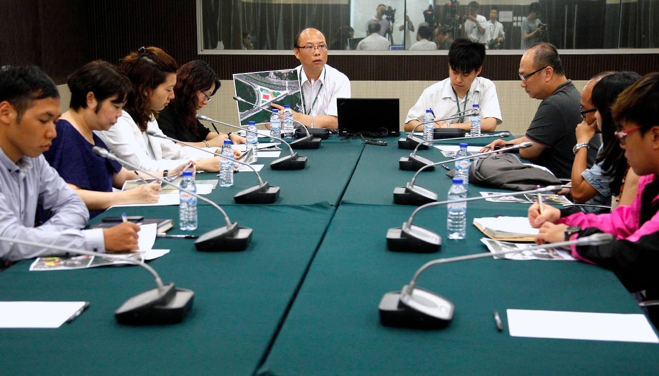 Apresentação realizada pelo Chefe do Departamento de Planeamento Urbanístico da DSSOPT, Lao Iong, sobre as informações do posto de abastecimento de combustíveis