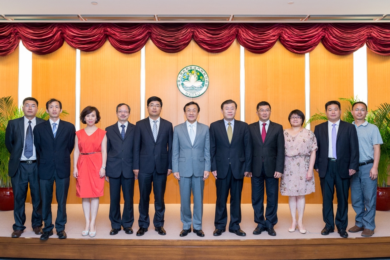 O Secretário para os Assuntos Sociais e Cultura, Doutor Alexis Tam, no encontro com a delegação da cidade de Guangyuan.