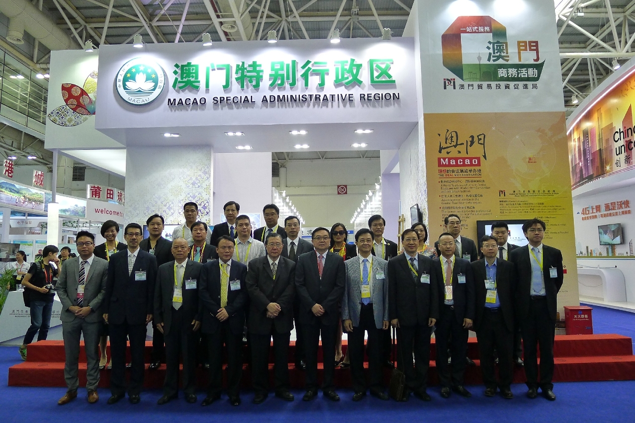 Grupo fotográfico da Delegação Empresarial de Macau em frente do Pavilhão de Macau