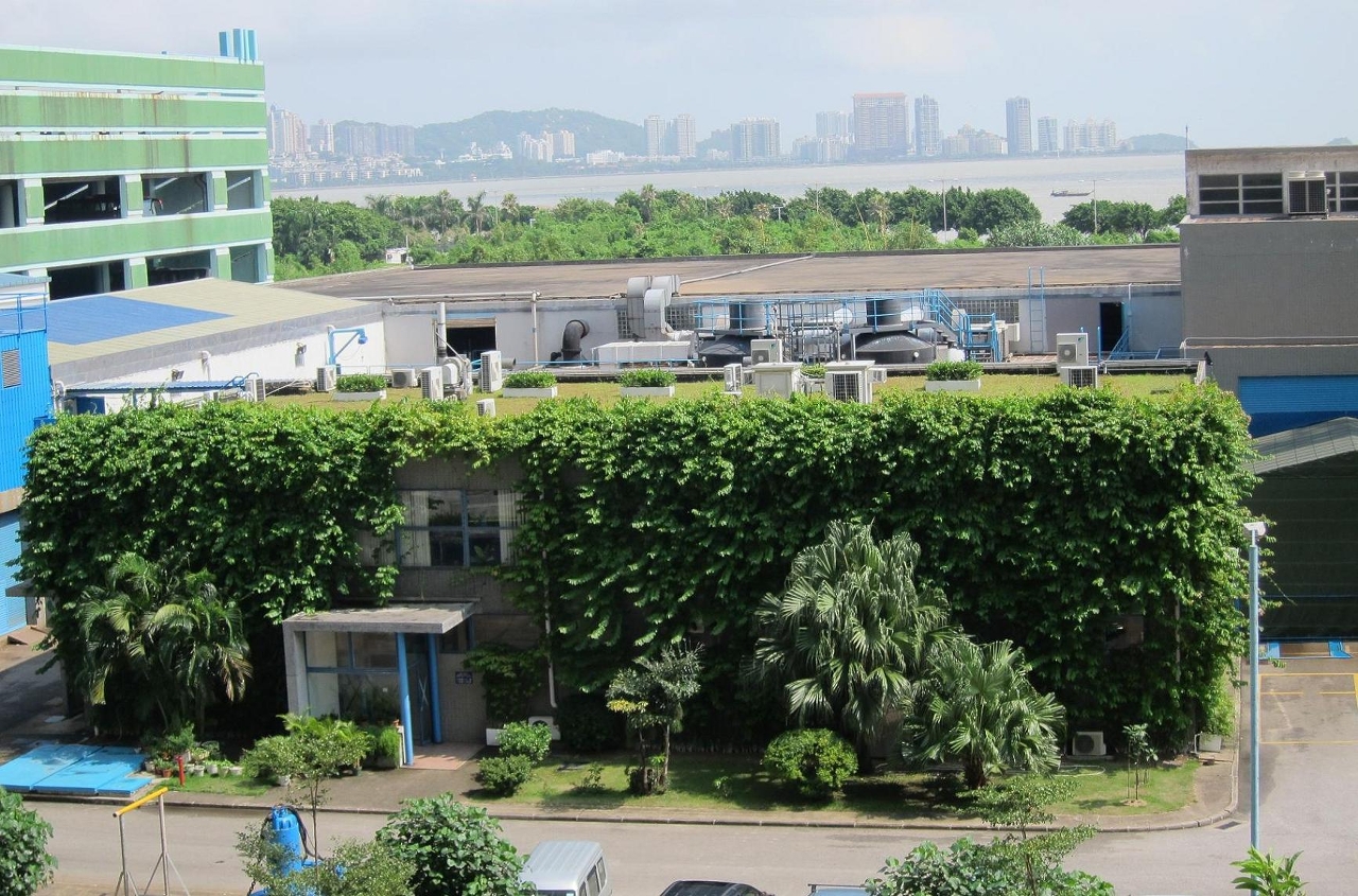 Arborização exuberante no telhado e nas paredes externas do edifício administrativo da ETAR da Península de Macau, o que adiciona elementos “verdes” na zona circundante.