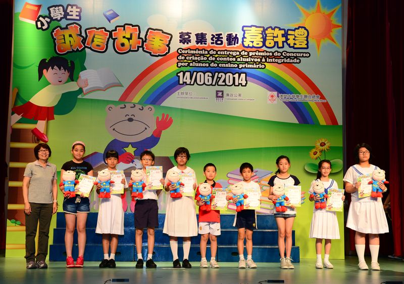 Júri, Li Chit Wan, entregando certificados de menção honrosa aos alunos premiados