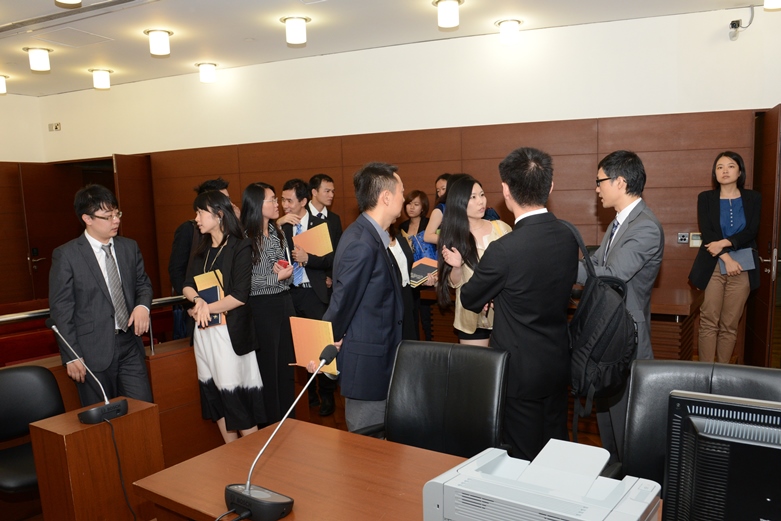 A delegação visitou as instalações do Edifício dos Tribunais de Segunda e Última Instâncias em companhia dos representantes dos Tribunais.